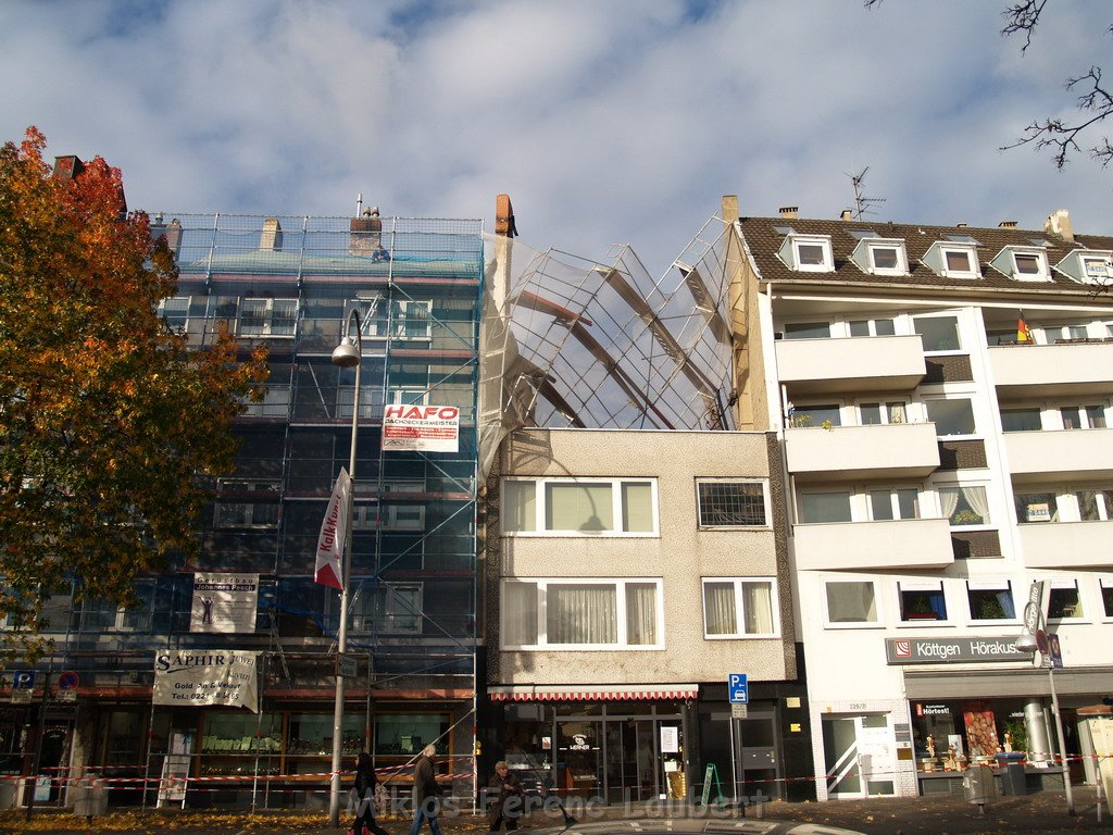 Sturm 3 Geruest droht auf die Strasse zu stuerzen Koeln Kalk Kalker Hauptstr   P006.JPG